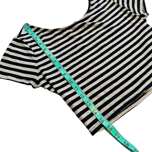 10/$25🦋 Forever 21 Gray & Black Striped Short Sleeve Crop Top - Size Large - Picture 11 of 13